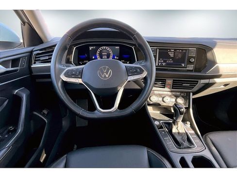 Used 2023 Volkswagen Jetta SE image 8