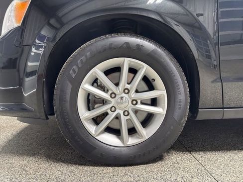 Used 2019 Dodge Grand Caravan SXT image 3