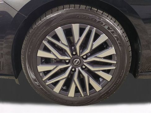 Used 2025 Nissan Altima 2.5 SV FWD image 11