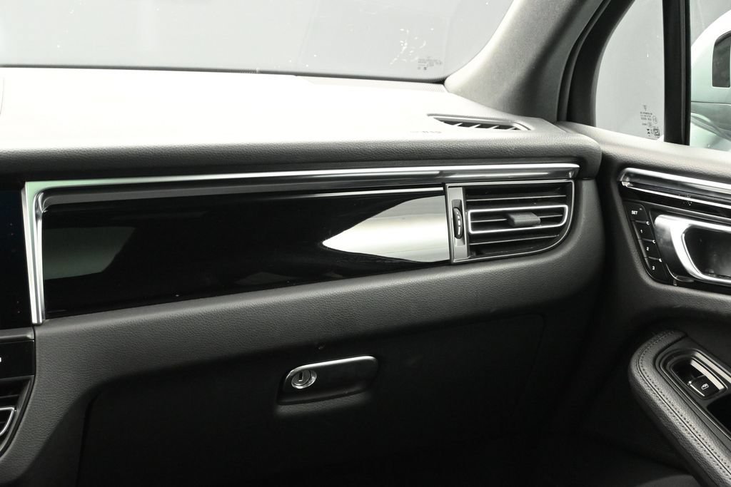 Certified 2024 Porsche Macan AWD/4WD image 21