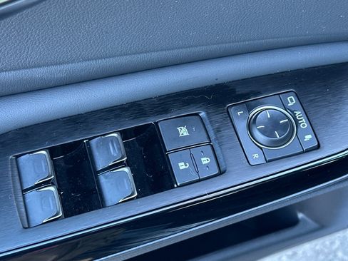 Certified 2025 Lexus ES 300h w/ Premium Package image 12