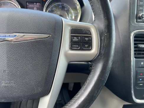 Used 2014 Chrysler Town & Country Touring FWD image 27