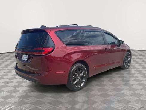 Used 2023 Chrysler Pacifica Limited w/ Uconnect Theater Family Group AWD/4WD image 5