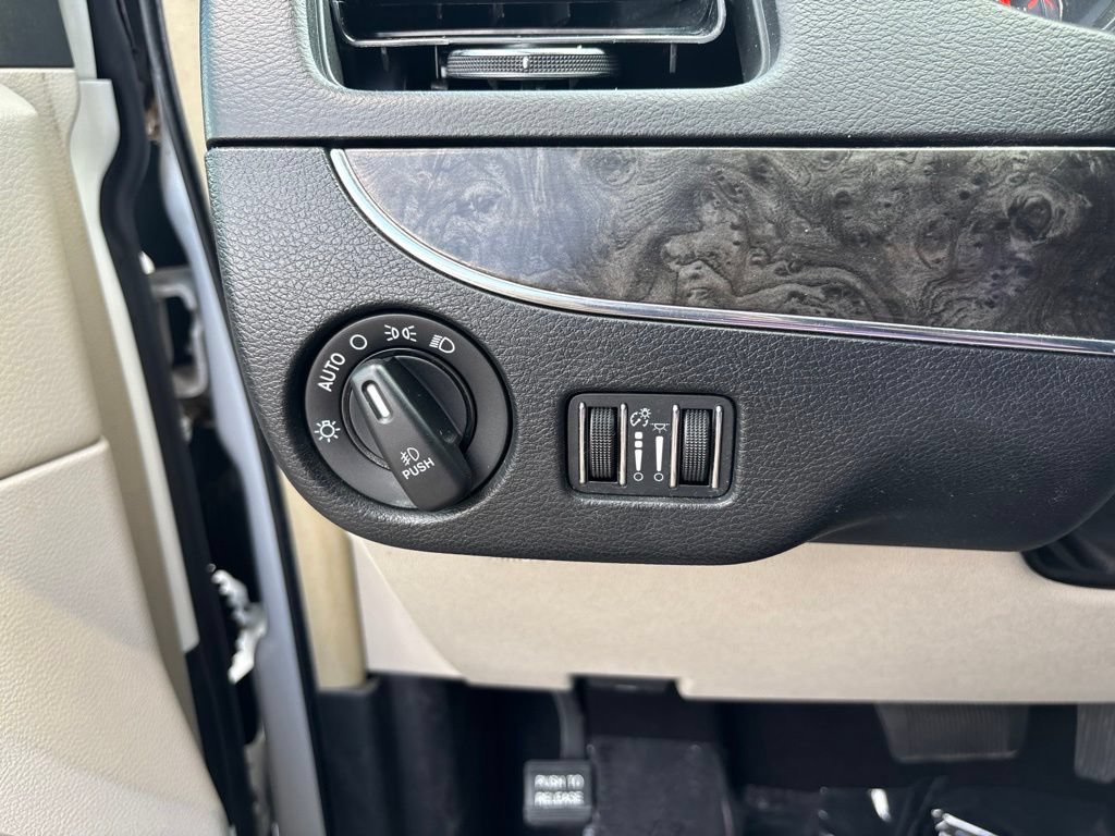 Used 2014 Chrysler Town & Country Touring FWD image 13