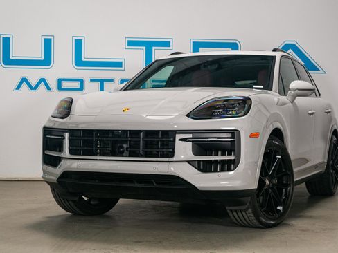 Used 2024 Porsche Cayenne AWD image 3