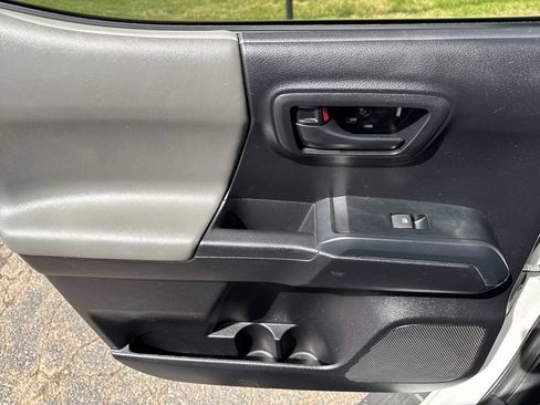 Used 2020 Toyota Tacoma SR AWD/4WD image 31