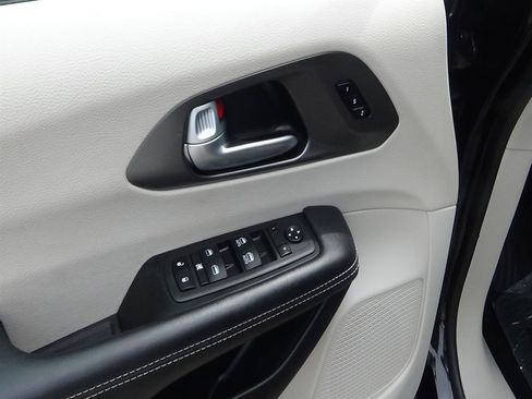 Certified 2024 Chrysler Pacifica Touring-L FWD image 14