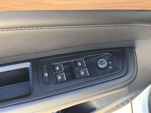Used 2024 Volkswagen Atlas SE FWD image 16