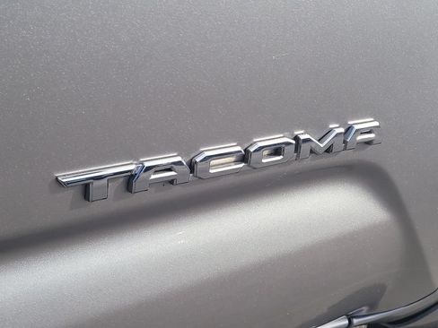 Used 2021 Toyota Tacoma SR5 RWD image 7