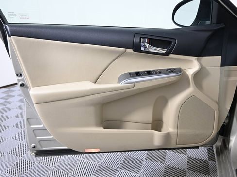 Used 2014 Toyota Camry LE image 18