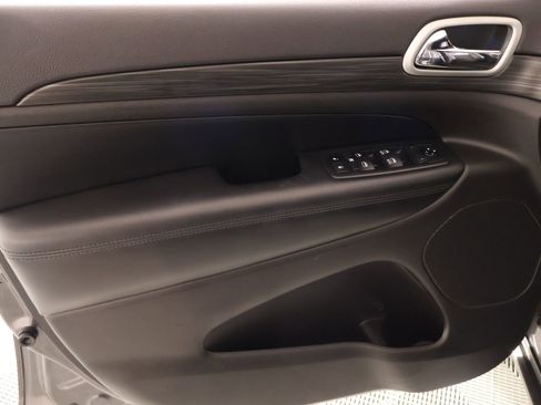 Used 2019 Jeep Grand Cherokee Altitude image 16