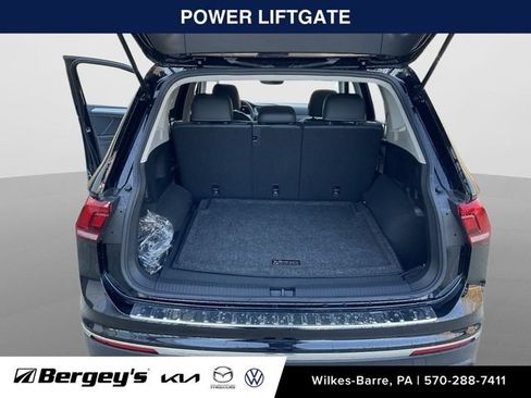 Certified 2023 Volkswagen Tiguan SE w/ Panoramic Sunroof Package AWD/4WD image 17