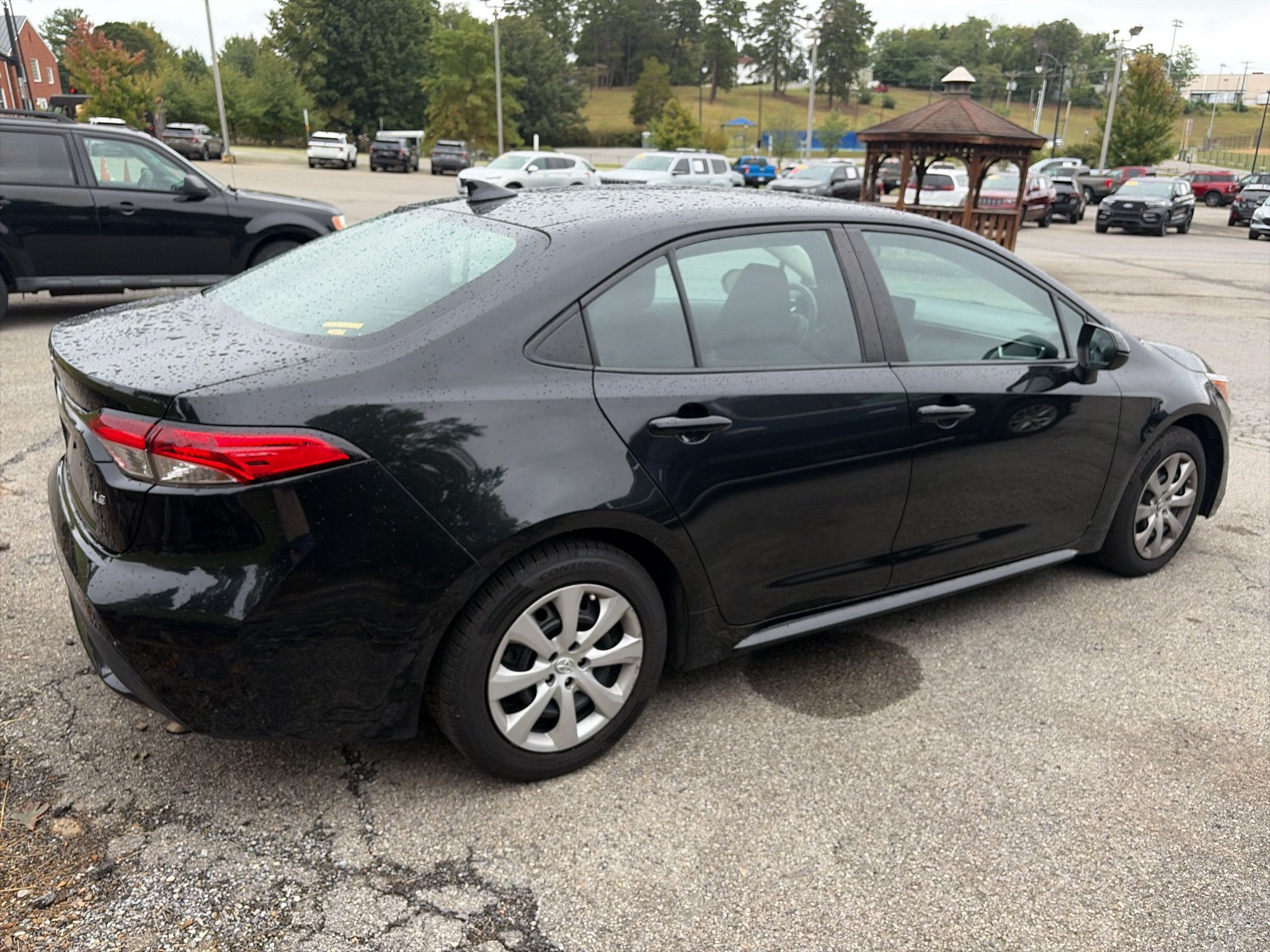 Used 2022 Toyota Corolla LE FWD image 3