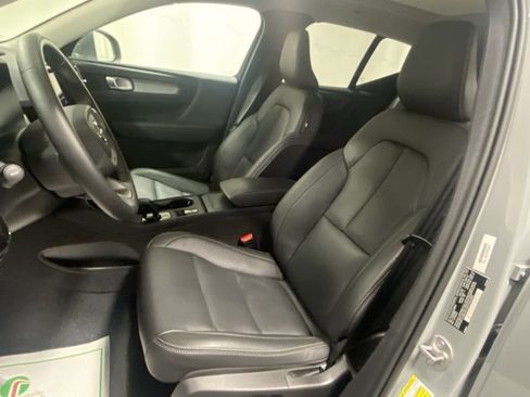 Used 2025 Volvo XC40 B5 Core image 11