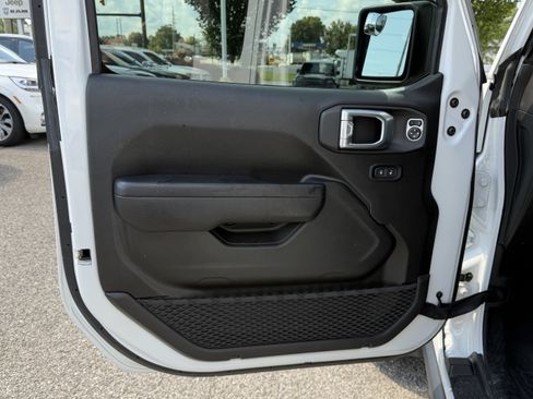 Used 2024 Jeep Gladiator Rubicon w/ Technology Group AWD/4WD image 14