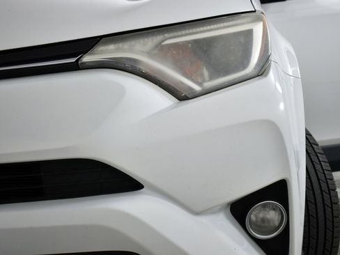 Used 2018 Toyota RAV4 LE image 2