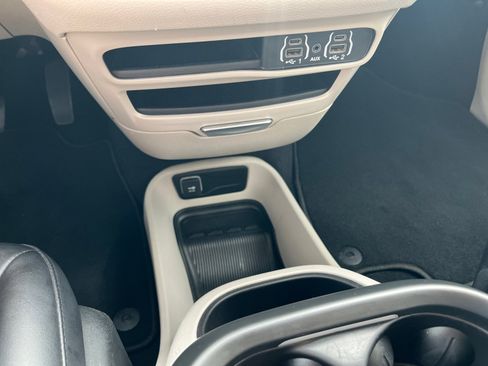 Certified 2024 Chrysler Pacifica Touring-L FWD image 23