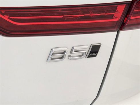 Used 2025 Volvo XC60 B5 Core image 9