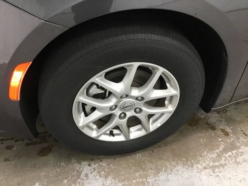 Used 2023 Chrysler Pacifica Touring-L FWD image 4