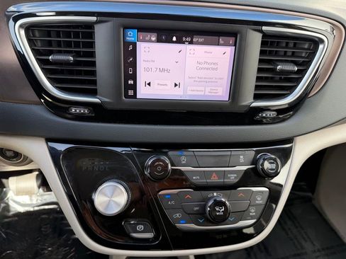 Used 2023 Chrysler Voyager LX image 24