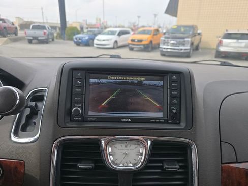 Used 2016 Chrysler Town & Country Touring-L image 17