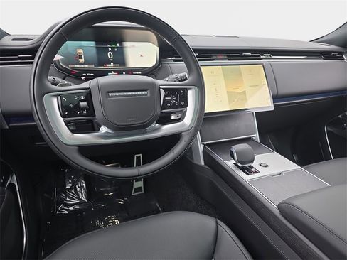 Used 2025 Land Rover Range Rover SE image 16