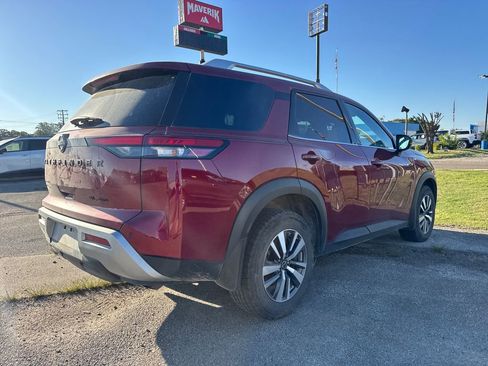 Used 2024 Nissan Pathfinder SL w/ Black Appearance Package AWD/4WD image 3