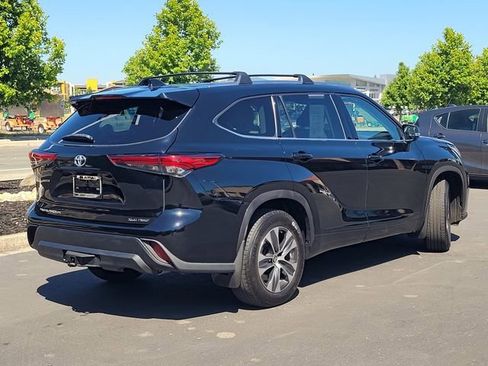 Certified 2021 Toyota Highlander XLE AWD/4WD image 6