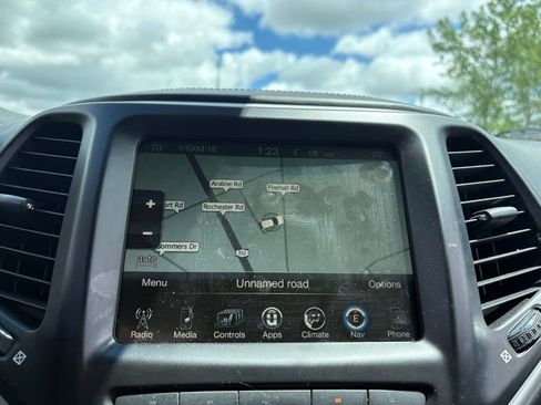 Used 2017 Jeep Cherokee Overland w/ Technology Group AWD/4WD image 6