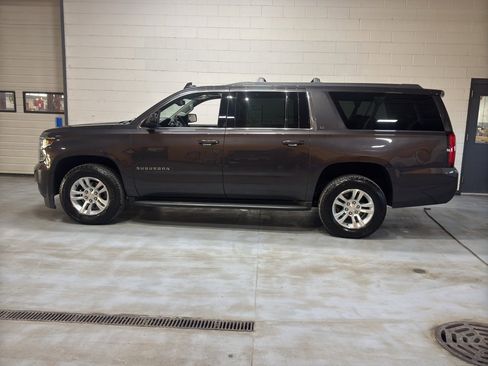 Used 2016 Chevrolet Suburban LT image 2