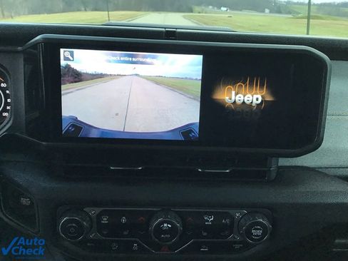 Used 2024 Jeep Gladiator Sport image 40