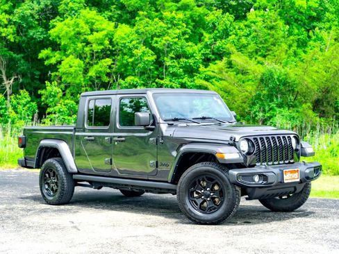 Used 2022 Jeep Gladiator Sport AWD/4WD image 2