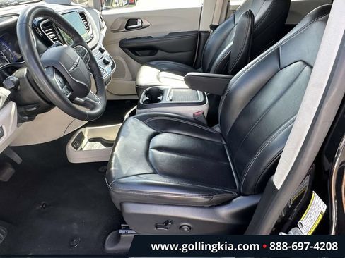 Used 2023 Chrysler Pacifica Touring-L FWD image 16