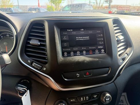 Used 2019 Jeep Cherokee Latitude w/ Popular Appearance Group AWD/4WD image 22