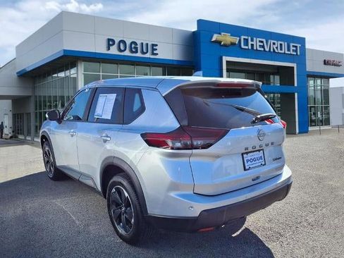 Used 2024 Nissan Rogue SV image 3