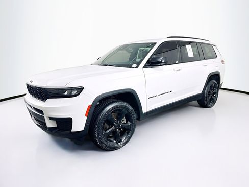 Used 2023 Jeep Grand Cherokee L Laredo image 3