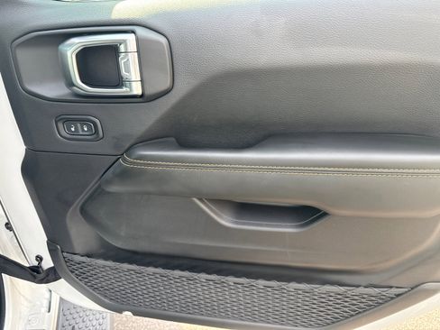 Used 2025 Jeep Wrangler Sahara image 13