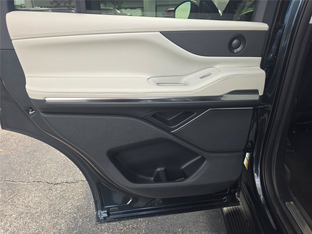 New 2026 Lincoln Navigator Premiere AWD/4WD image 13