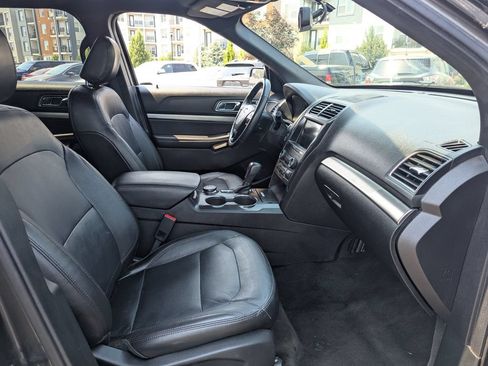 Used 2018 Ford Explorer XLT w/ Equipment Group 202A AWD/4WD image 36