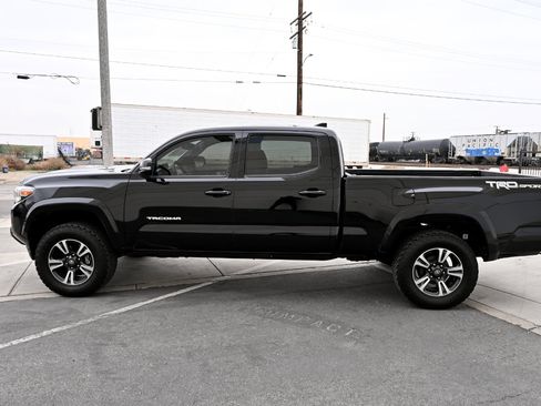 Used 2016 Toyota Tacoma TRD Sport image 3