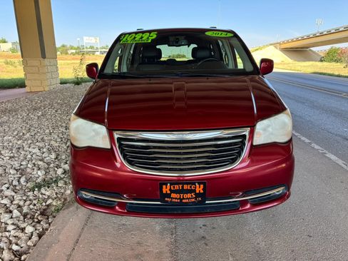 Used 2014 Chrysler Town & Country Touring FWD image 8