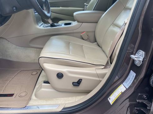 Used 2017 Jeep Grand Cherokee Overland w/ Jeep Active Safety Group RWD image 24