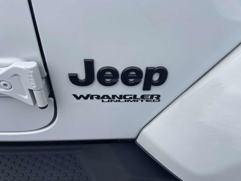 Used 2022 Jeep Wrangler Unlimited Sahara AWD/4WD image 9