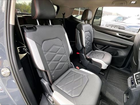 Used 2025 Volkswagen Atlas Peak Edition SE AWD/4WD image 23