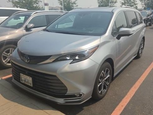 Used 2025 Toyota Sienna Platinum AWD/4WD image 2