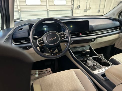 Used 2025 Kia Carnival EX FWD image 4