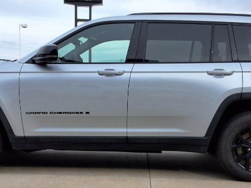 Used 2024 Jeep Grand Cherokee L Laredo image 5