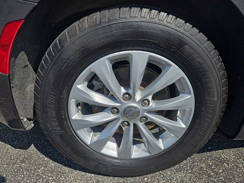 Used 2019 Chrysler Pacifica Touring-L FWD image 19