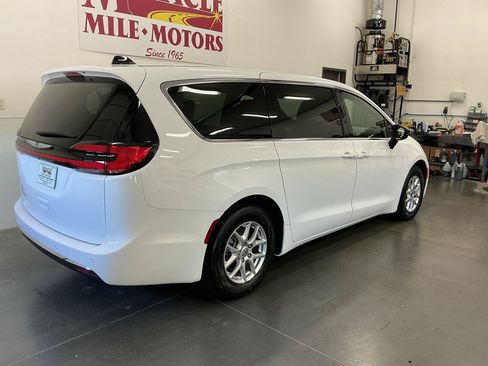 Used 2025 Chrysler Pacifica Select FWD image 7