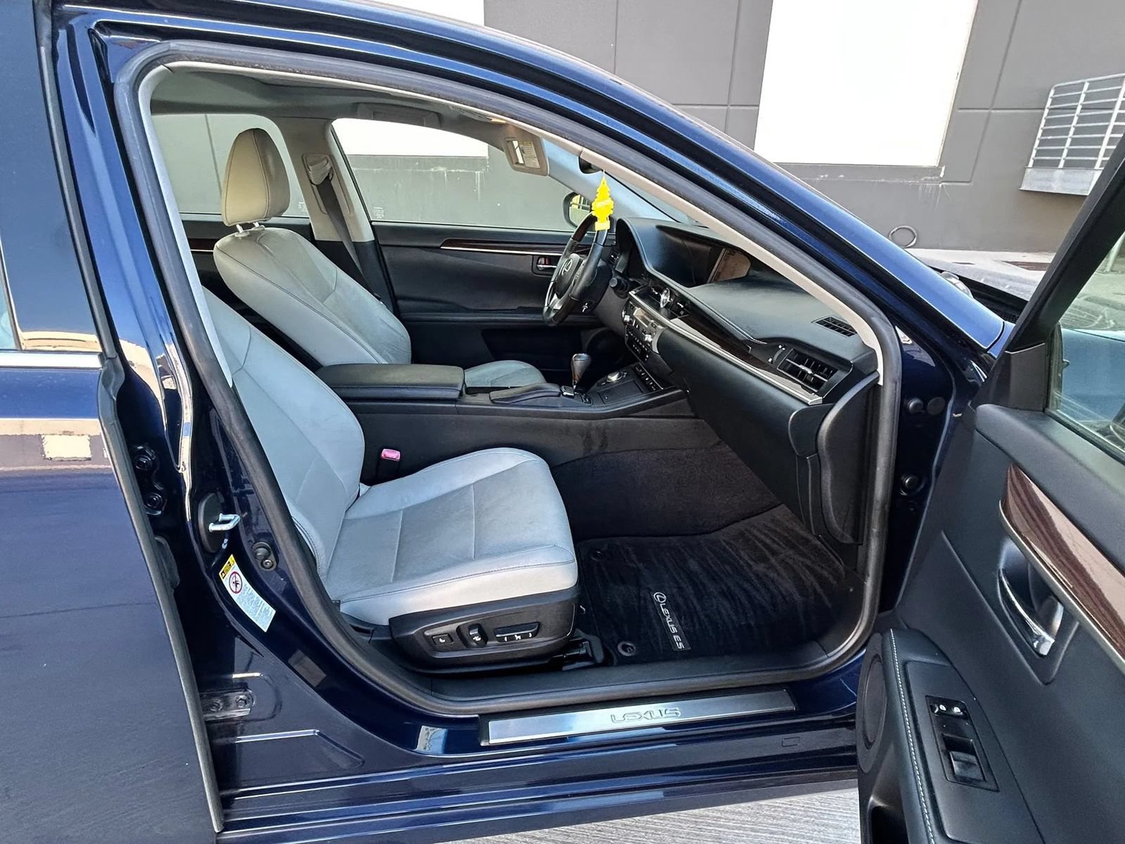 Used 2015 Lexus ES 350 w/ Luxury Package FWD image 11